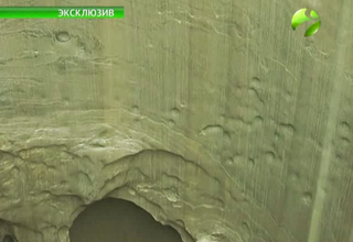 Illustration for article titled New video of mysterious giant Siberian hole filmed by investigation team